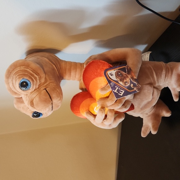 Universal Studios E.T. 40th Anniversary Plush 16" Holding Heart Stuffed Toy - Picture 5 of 5